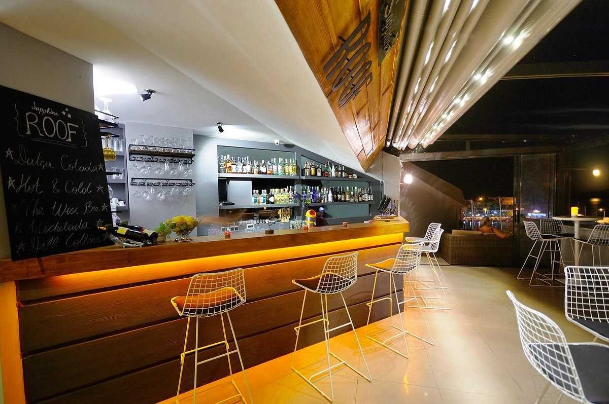 https://cdn.hellovillam.com/HelloVillam/images/2021-12/sapphire-roof-bistro_3GHFSHVV32BVZDVFJ2D717YDMG9RPW.jpg